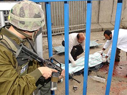 Levantamiento del cadáver de un palestino suicida que hizo estallar un explosivo e hirió a cuatro personas, en Heretz.