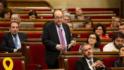 Miquel Iceta interviene desde su escaño en una sesión plenaria en el Parlamento de Cataluña el pasado miércoles.
 