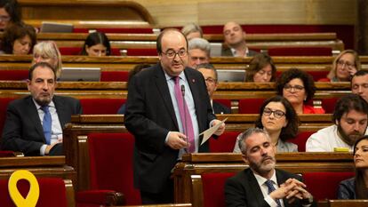 Miquel Iceta interviene desde su escaño en una sesión plenaria en el Parlamento de Cataluña el pasado miércoles.