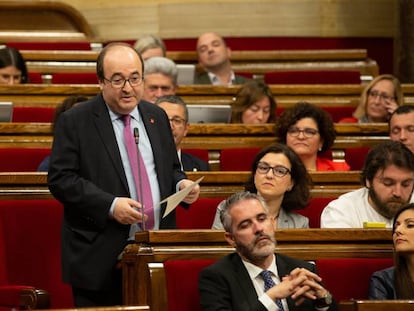 Miquel Iceta interviene desde su escaño en una sesión plenaria en el Parlamento de Cataluña el pasado miércoles.
 