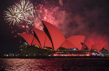 <a href="https://elviajero.elpais.com/tag/sidney/a" rel="nofollow" target="_blank">Sídney</a> vivirá <a href="https://whatson.cityofsydney.nsw.gov.au/programs/sydney-lunar-festival" rel="nofollow" target="_blank">su Año Nuevo Lunar entre el 12 y el 21 de febrero</a>. No será tan multitudinario como en ediciones anteriores, cuando recibía un millón y medio de visitantes y era una de las mayores celebraciones de su especie fuera de Asia, pero la ciudad ha planeado más de 80 eventos y atracciones, iluminación de linternas, exposiciones y espectáculos culturales. También se ha organizado el mercado, con distancia social, 'The Rocks Lunar Markets': puestos callejeros de comida y artesanía con música en vivo, linternas rojas brillantes y un impresionante buey en Kendall Lane. Es verdad que algunos ayuntamientos (como Parramatta o Fairfield) han cancelado sus habituales eventos al aire libre, pero otros siguen adelante con los suyos.<br><br/> En la imagen, la Ópera de Sídney iluminada de rojo por el Año Nueva chino de 2017.