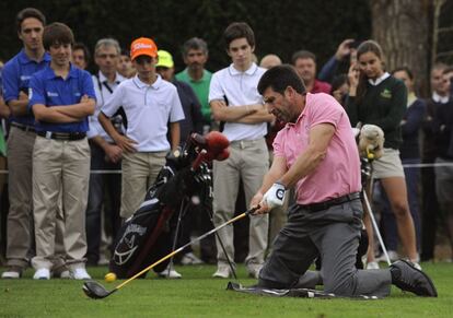 El golfista español, José María Olazábal, galardonado en la edición de 2013 con el Premio Príncipe de Asturias de los Deportes, lanza una pelota en el campo de golf en La Barganiza, cerca de Oviedo, 23 de octubre de 2013.