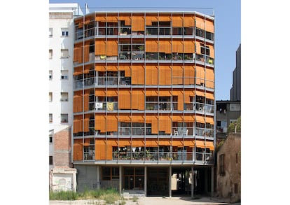 Fachada sur de las viviendas sociales de peris+toral.arquitectes realizado en Cornellà que opta al Mies van der Rohe.