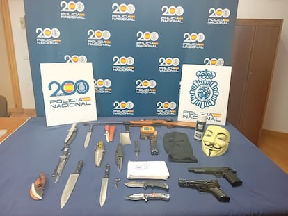 Material intervenido en Madrid a un mujer que difundía en redes sociales información sensible de policías para que fueran hostigados, en una imagen facilitada por la Policía Nacional.