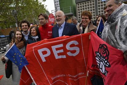 El candidato socialdemócrata, Frans Timmermans (centro), el lunes en Berlín.