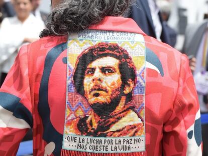 La senadora María José Pizarro, viste una chaqueta con una imagen de su padre, Carlos Pizarro, en Bogotá, el 7 de agoto de 2022.