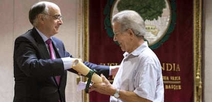 El presidente de Euskaltzaindia,  Andrés Urrutia, entrega el diploma de honor a Paulo Agirrebaltzateg este viernes en Bilbao.