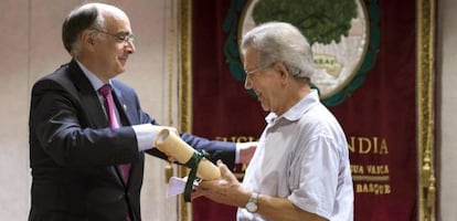 El presidente de Euskaltzaindia, Andrés Urrutia, entrega el diploma de honor a Paulo Agirrebaltzateg este viernes en Bilbao.