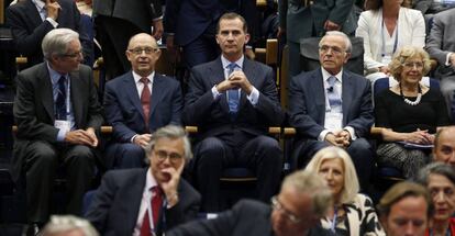 El rey Felipe VI (centro), acompañado por el presidente del Senado de la Conferencia Española de Directivos y Ejecutivos (CEDE), Antonio Garrigues Walker, el ministro de Hacienda en funciones, Cristóbal Montoro, el presidente de La Caixa, Isidro Fainé y la alcaldesa de Madrid, Manuela Carmena.