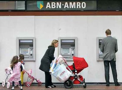 Clientes en un cajero de una oficina de ABN Amro en Holanda.