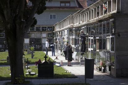 Vecinos de Baiona, en el cementerio municipal.