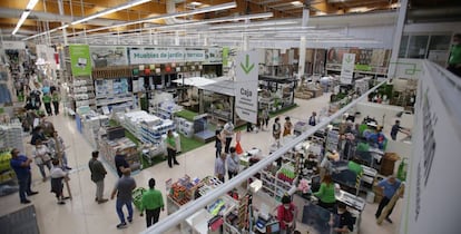 Varias personas compran en el interior del Leroy Merlín del Centro Comercial El Boulevard de Vitoria-Gasteiz.