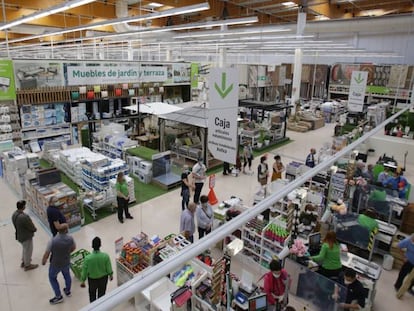 Varias personas compran en el interior del Leroy Merlín del Centro Comercial El Boulevard de Vitoria-Gasteiz.