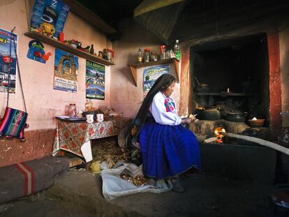 Una mujer cocina con la vestimenta tradicional en la isla de Amantan&iacute; (Per&uacute;). 