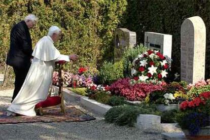 El Papa y su hermano Georg Ratzinger rezan frente a la tumba de sus padres ayer en Traunstein.