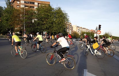 Cyclists near the Madrid Río park on Sunday.