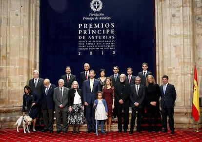 Don Felipe y doña Letizia posan con los galardonados con los Premios Príncipe de Asturias 2013, durante la audiencia que tuvo lugar en el Hotel de la Reconquista de Oviedo.