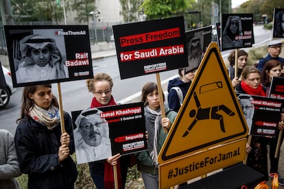 Concentración por la libertad de expresión en el primer aniversario del asesinato del periodista saudí Jamal Khashoggi frente a la embajada de Arabia Saudí en Berlín, en 2019.