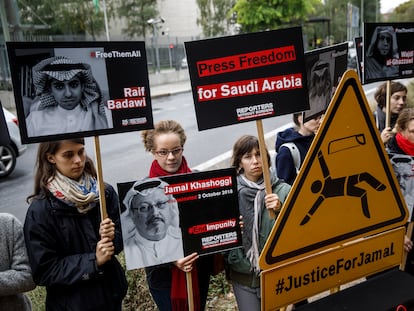 Concentración por la libertad de expresión en el primer aniversario del asesinato del periodista saudí Jamal Khashoggi frente a la embajada de Arabia Saudí en Berlín, en 2019.