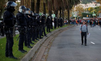 Policías antidisturbios rodean el Palau de Congresos de Cataluña, donde la familia real asiste a la entrega de los Premios Princesa de Girona.