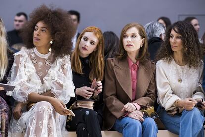 En la imagen, Solange Knowles, Emma Roberts, Isabelle Huppert y Houda Benyamina, invitadas de honor en el desfile de Chloe dentro de la Semana de la Moda de París.