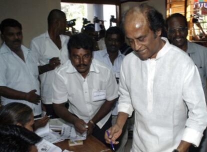 La estrella de Bollywood, Rajnikanth, deposita su voto en un centro electoral en Chennai, India, esta semana