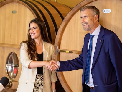 La Universidad de Burgos y Bodegas Emilio Moro han suscrito un convenio de colaboración en el que se plantea, entre otras actividades, la participación conjunta en el ámbito de la investigación y la innovación en temas relacionados con la gestión y cuidado de viñedos, modelos de negocio y comercialización, el incremento de la sostenibilidad, así como la mejora de la gestión de producto y de su trazabilidad. En el acto participaron el rector Manuel Pérez y Patricia Sánchez, directora general de la bodega.