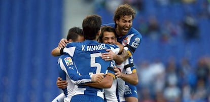 Els jugadors de l'Espanyol celebren el primer gol.