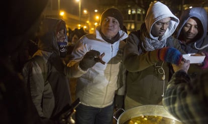 De blanco, Mehdi Kassou, responsable de la plataforma, en el parque Maximilien de Bruselas.