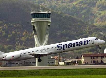 Un avión de la compañía Spanair despega en el aeropuerto de Bilbao.