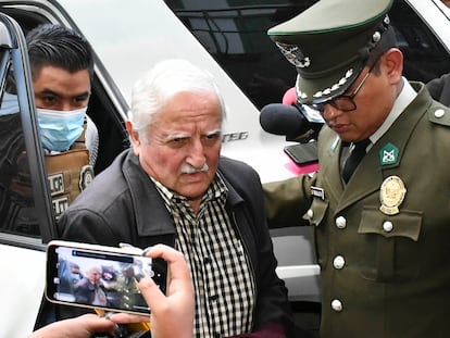 El exministro boliviano de Minería, Luis Alberto Echazú, es trasladado a la Fiscalía tras ser detenido, en La Paz (Bolivia), el 22 de abril.