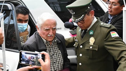 El exministro boliviano de Minería, Luis Alberto Echazú, es trasladado a la Fiscalía tras ser detenido, en La Paz (Bolivia), el 22 de abril.