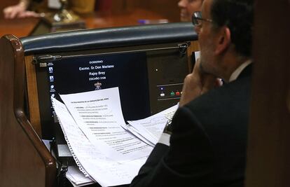 Mariano Rajoy, presidente del Gobierno en funciones, mira sus notas desde su escaño.