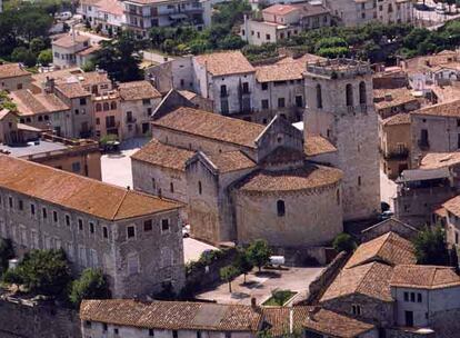 La iglesia de Sant Pere de Besalú (Girona), parte del antiguo monasterio benedictino.