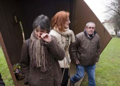 Desde la izquierda, Estíbaliz Garmendia, Maite Pagazaurtundua y Estanis Amutxategi, en el acto de homenaje.