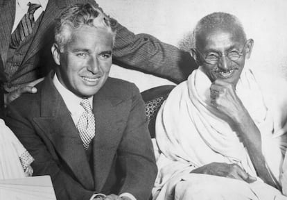 <p><strong>¿Quienes son?</strong> Charles Chaplin, intérprete y director pionero y figura clave en el cine, y Mahatma Ganhi, dirigente político, pacifista y activista indio. <span><strong>¿Cuándo fue? </strong>En 1931.</span> <strong>¿Dónde coincidieron?</strong> En una reunión organizada en la casa londinense del doctor Chuni Lal Katial en Londres, que se convirtió en el primer alcalde asiático de una ciudad inglesa (de Finsbudy, en concreto). Según algunas versiones, el propio Gandhi pidió conocer en persona a Chaplin y según otras el encuentro fue casual y el pacifista no tenía ni idea de quién era Chaplin ni había visto sus películas. <strong>¿Alguna otra anécdota?</strong> Al parecer, Chaplin tampoco sabía mucho sobre Gandhi ni los principios que defendía, y el encuentro ante un montón de fotógrafos presentes en el lugar fue muy tenso porque ninguno supo de qué hablar con el otro. </p>