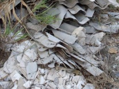 Escombros acumulados en otro vertido ilegal.
