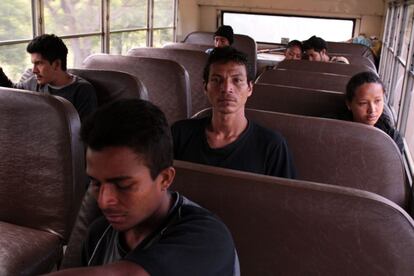 En el autobús, cada uno piensa en lo que deja atrás y sueña con no ser parado. Como este grupo de hondureños que atraviesa el Estado de Cohauila en México para llegar a Estados Unidos.