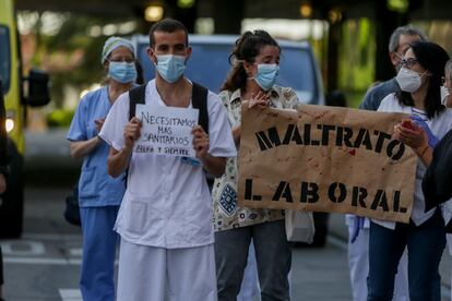 Personal sanitario del Hospital Clínico San Carlos de la Comunidad de Madrid en la primera protesta de la desescalada con concentraciones en hospitales y centros de salud.