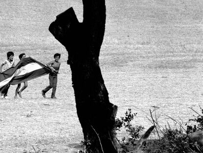 Niños, jugando con una bandera andaluza tras una manifestación de jornaleros en El Coronil (Sevilla) en 1983.