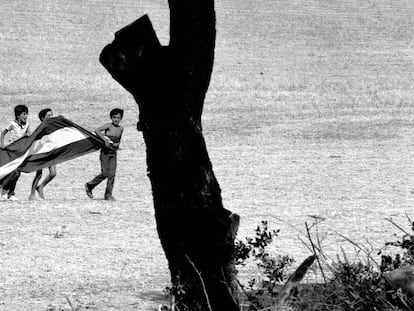 Niños, jugando con una bandera andaluza tras una manifestación de jornaleros en El Coronil (Sevilla) en 1983.