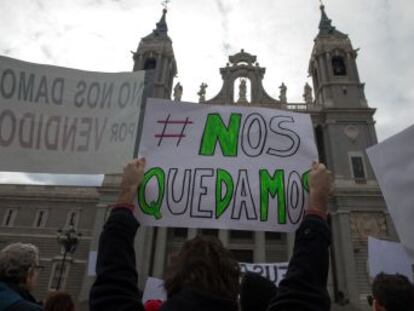 Alrededor de 200 inquilinos se han concentrado esta mañana en la catedral de la Almudena para exigir una reunión con el arzobispo Carlos Osoro