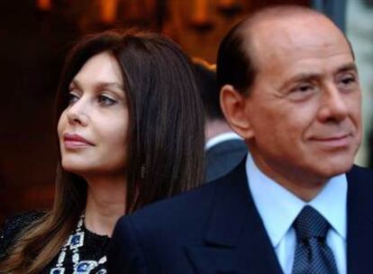 Silvio Berlusconi, entonces primer ministro, y su esposa, Veronica, en un acto público en Roma en 2004.