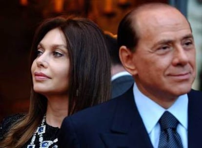 Silvio Berlusconi, entonces primer ministro, y su esposa, Veronica, en un acto público en Roma en 2004.