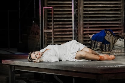 Katerina Ismailova (Kristine Opolais) tumaba en el suelo de su dormitorio en el primer acto de ‘Lady Macbeth del distrito de Mtsensk’.