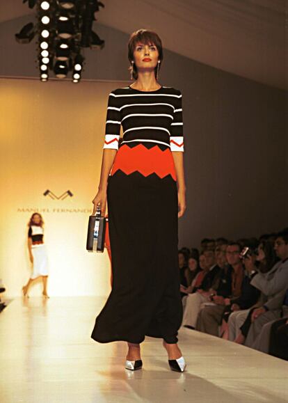 La modelo María Reyes durante el desfile de la colección del diseñador español Manuel Fernández para la primavera 2001 en Nueva York.