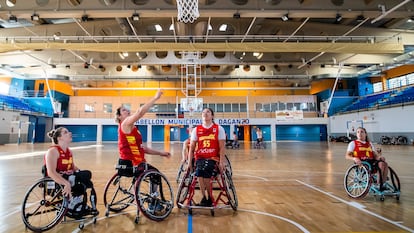 Las jugadoras de la selección de baloncesto de silla de ruedas durante un lance del entrenamiento.