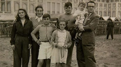La familia Guevara en Mar del Plata en 1945. En la foto, Celia Guevara de la Serna, Celia de la Serna, Roberto y Ana María Guevara de la Serna, Ernesto Guevara, su padre Ernesto Guevara Lynch. En brazos, Juan Martín Guevara de la Serna.