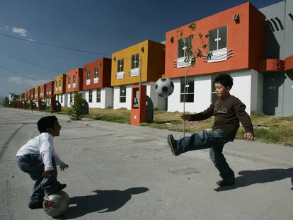 Dos niños juegan en una calle de un área residencial a las afueras de Ciudad de México, en una fotografía de archivo.