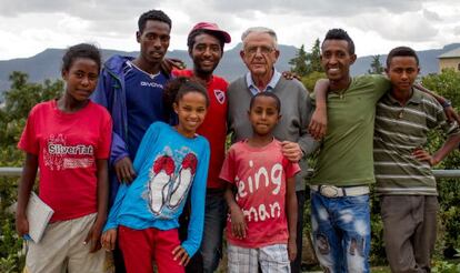 El padre Roca, con algunos niños y adolescentes que acuden a las actividades de tiempo libre que organiza la misión salesiana Don Bosco en Adigrat (Etiopía).
